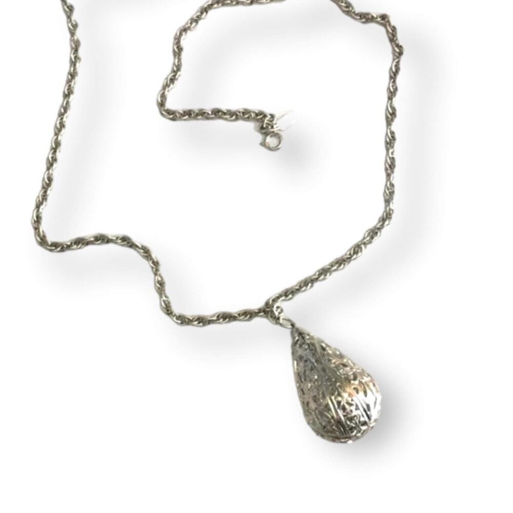 Tammey Jewels bright silver tone filigree pendant necklace